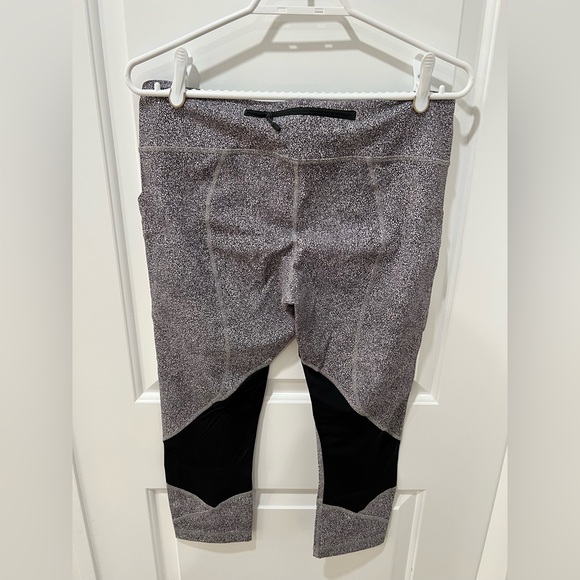 Lululemon capri pants with pockets - Picture 3 of 3